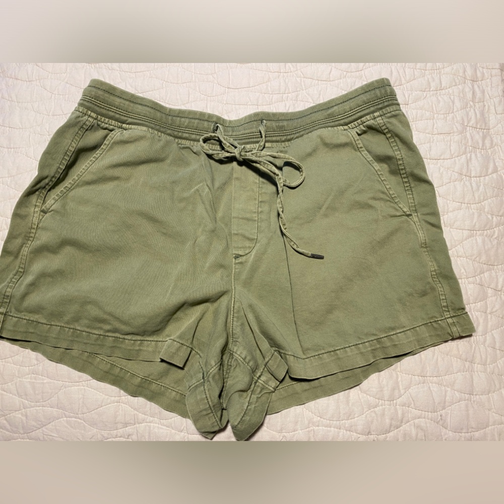 Gap green shorts with back pocket detail. Size Lg. 3”inseam